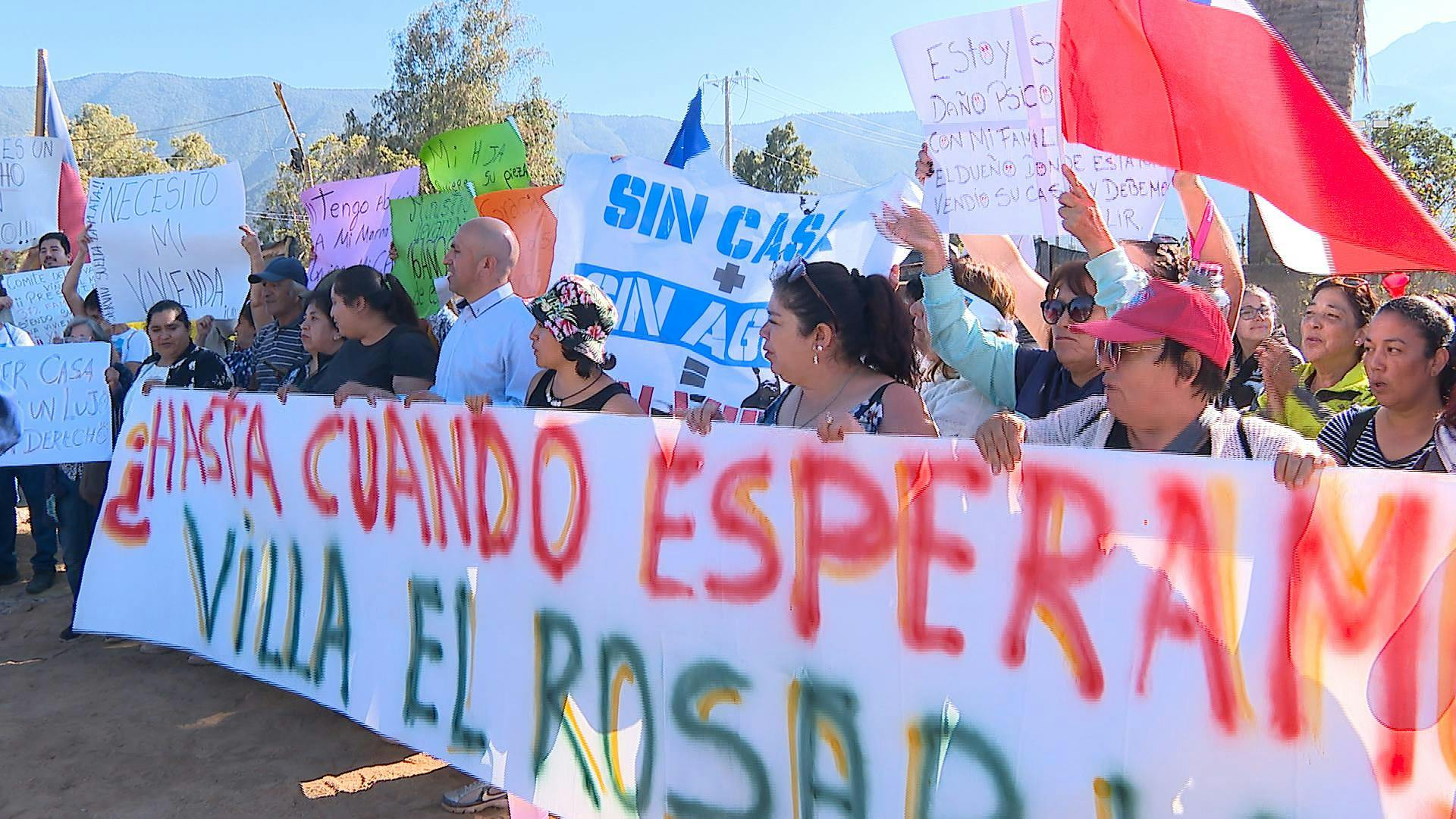 Familias de Olmué protestan tras denunciar retraso en entrega de viviendas