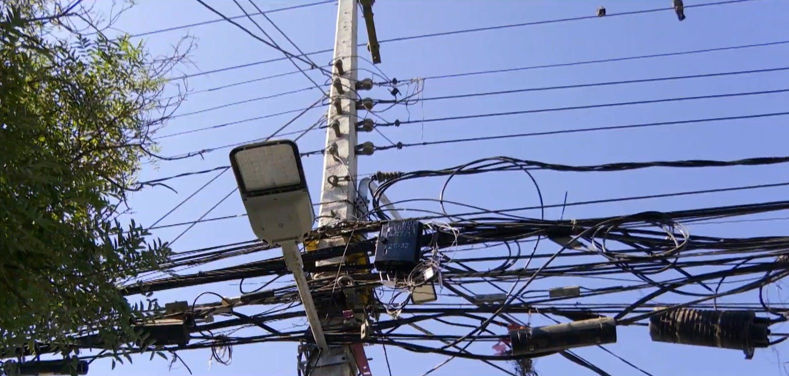 Basura aérea: Los riesgos en el exceso de cableado público