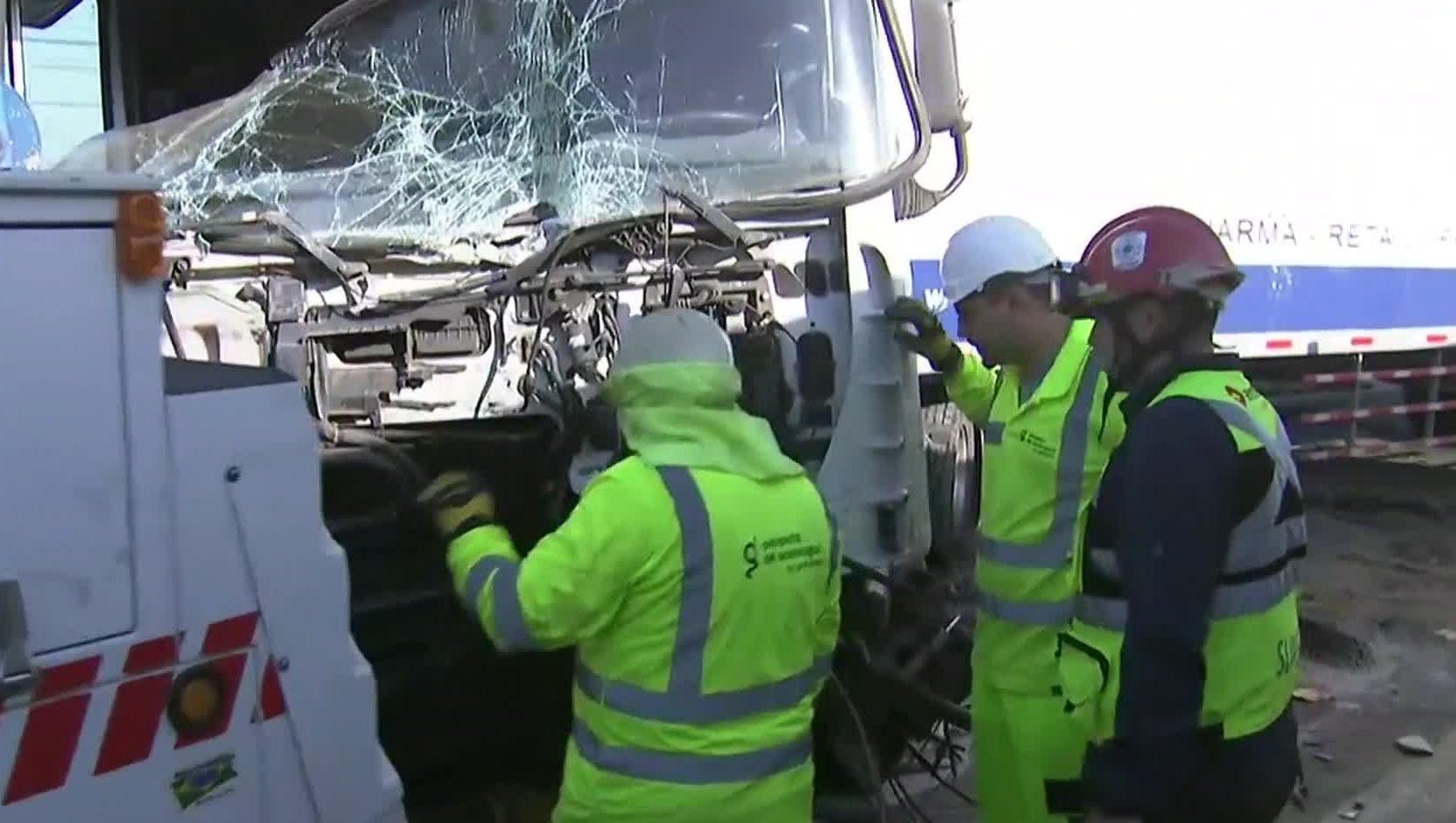 Camión perdió el control y se volcó en autopista