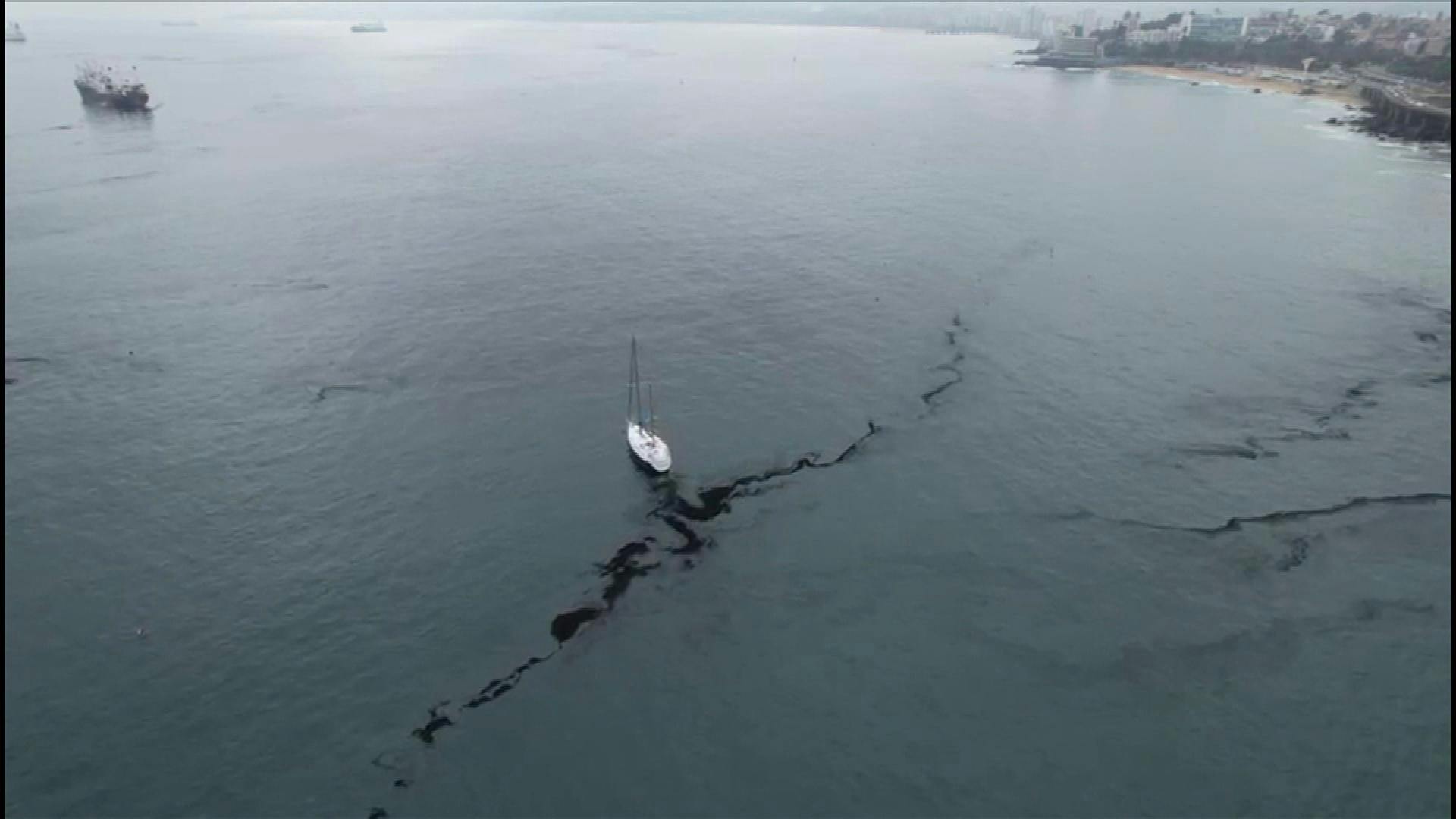 Pescadores de Valparaíso piden explicaciones ante mancha en el mar detectada en el sector de Portales