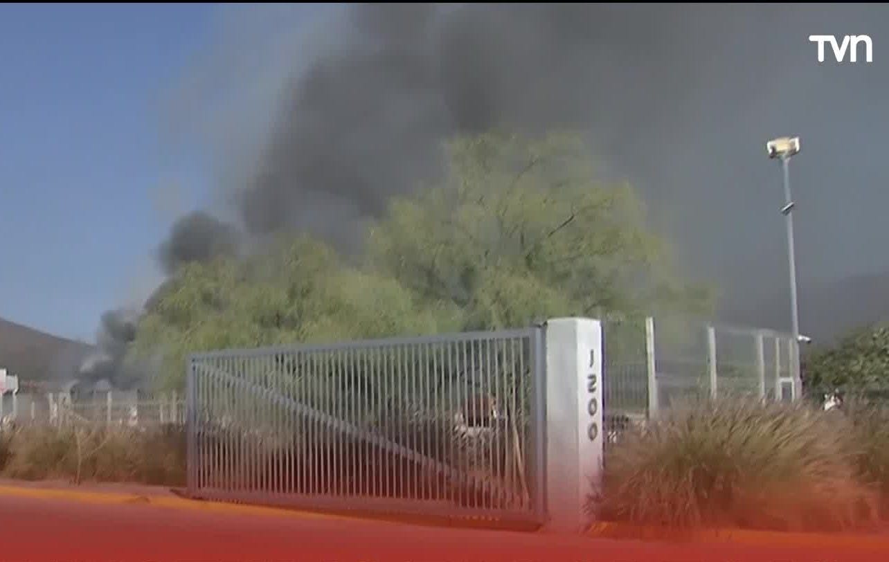 Se reactiva incendio en bodegas de Pudahuel