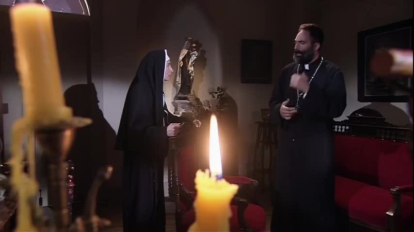 El padre Raimundo se prepara para el exorcismo | La Poseída - T1E10