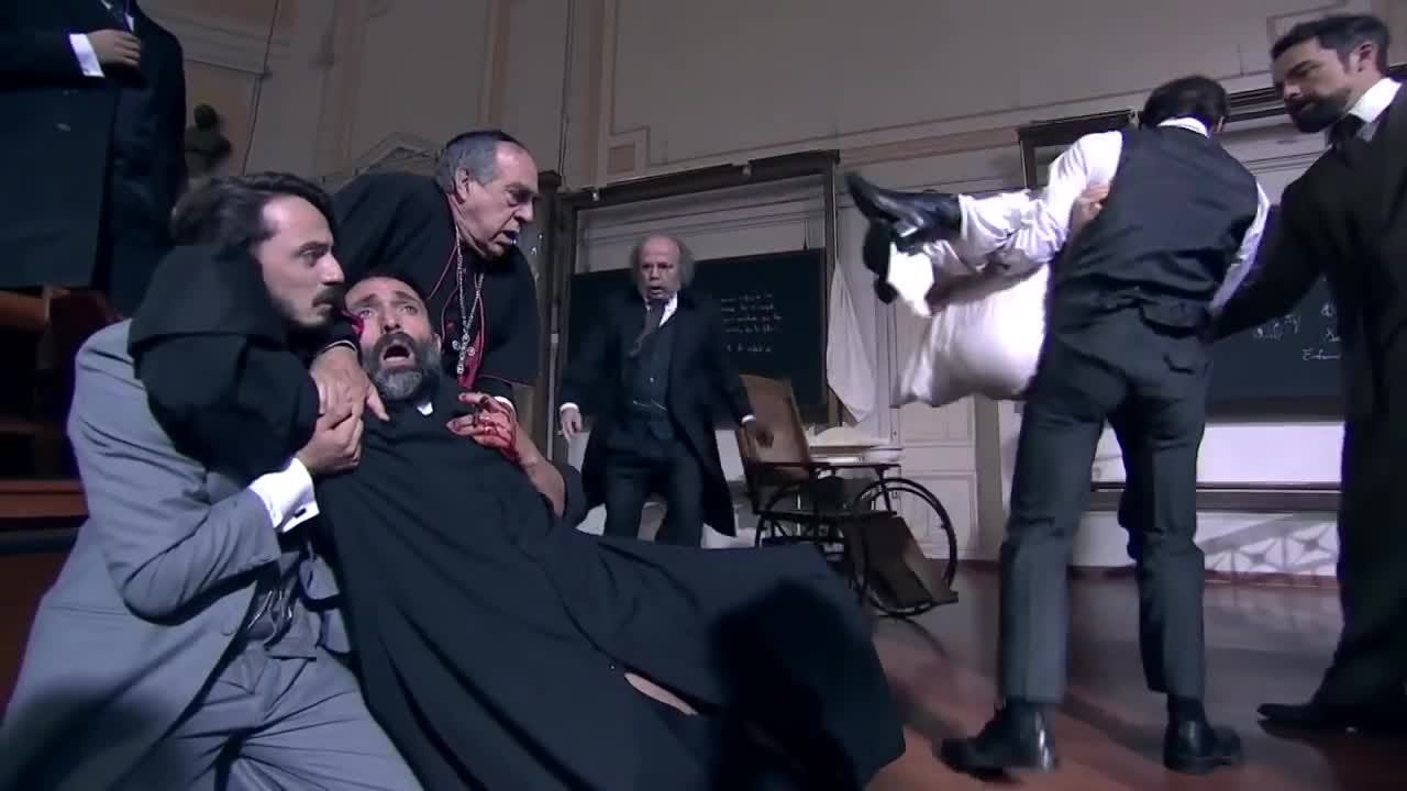El padre Raimundo está grave | La Poseída - T1E5