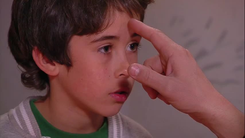 Líos de faldas | El laberinto de Alicia - T1E85