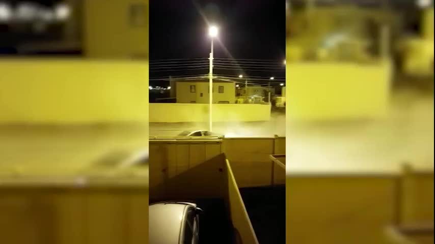 Conductor destruye un vehículo estacionado en Calama 