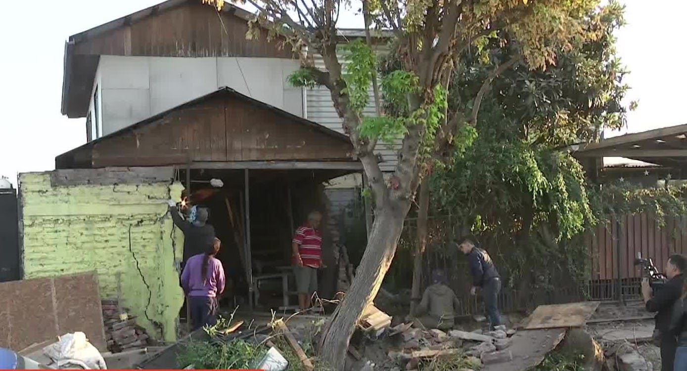 Camión quedó incrustado en casa de Cerro Navia 