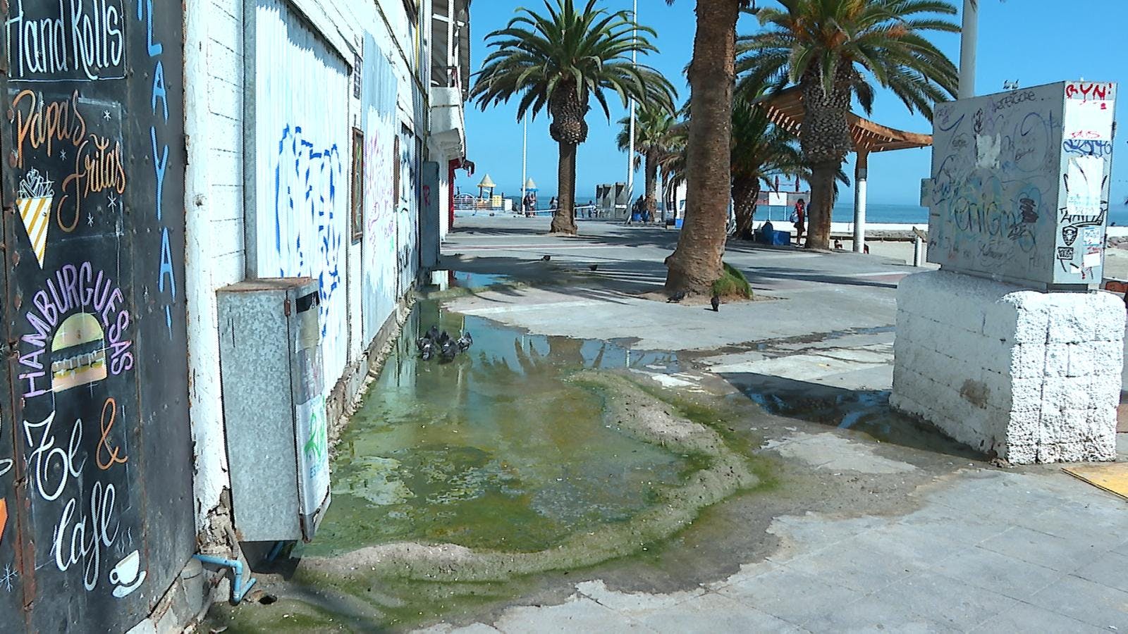 Cierran balneario municipal tras colapso de alcantarillado y vertimiento de aguas servidas a la arena