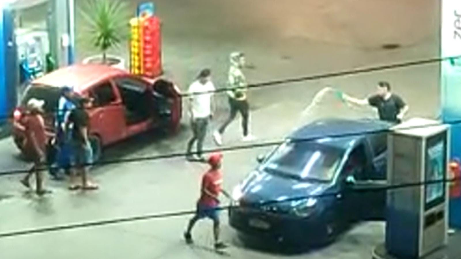 Discusión termina con un sujeto lanzando combustible