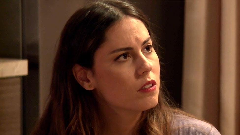 Laura arremete | Dime quién fue - T1E71