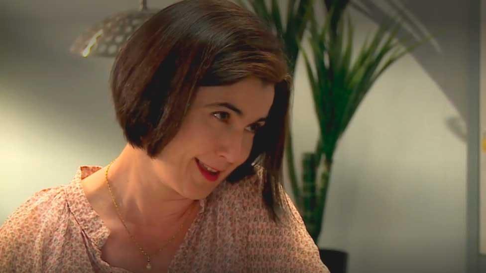Eliana revela el trabajo de la madre de Laura | Dime quién fue - T1E37