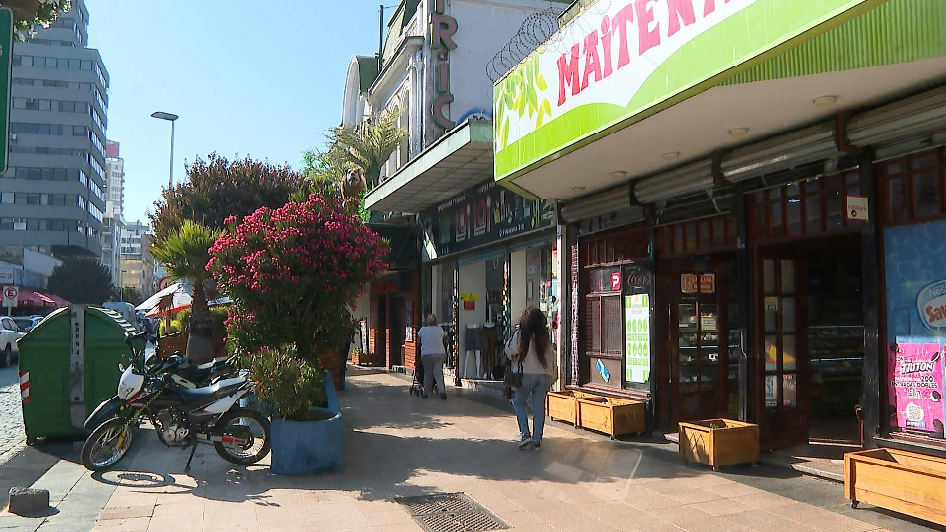 Comerciantes de calle Valparaíso se encuentran molestos por los desagradables olores que se sienten en la concurrida avenida