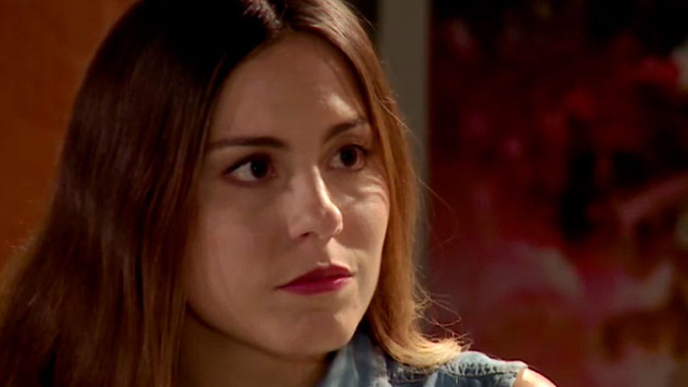 Laura está más decidida que nunca | Dime quién fue - T1E30