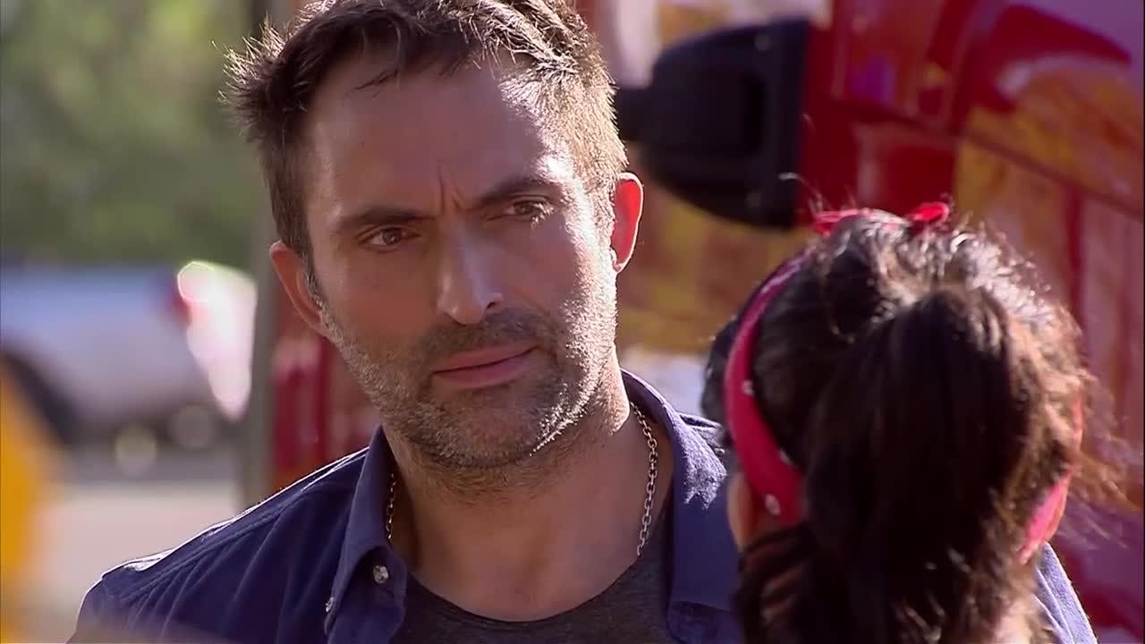 Comienza el viaje por recuperar a su hija | El Camionero - T1E1