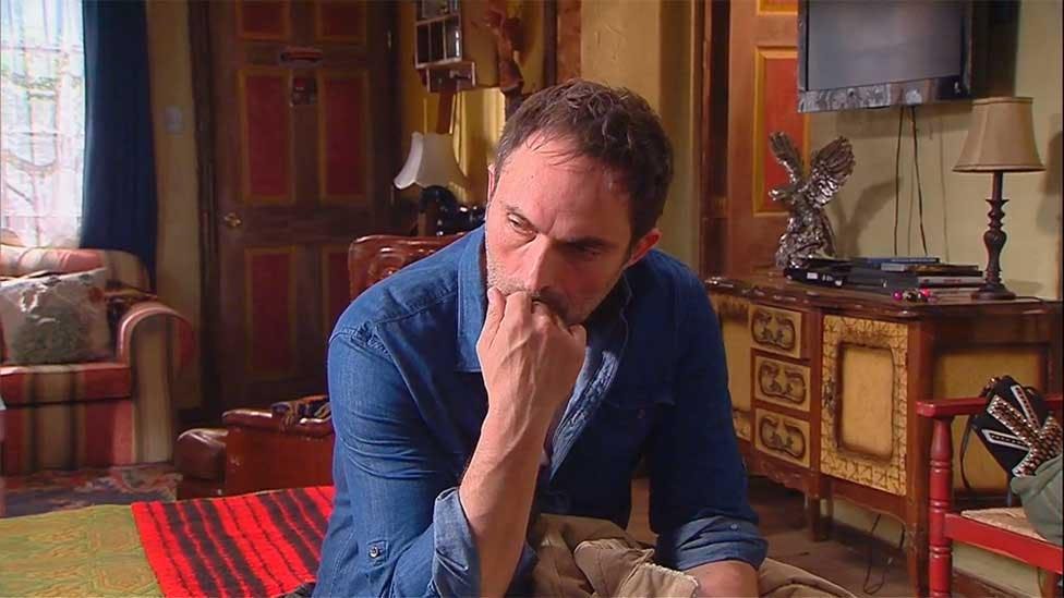 Antonio no sabe qué hacer con su corazón | El Camionero - T1E35