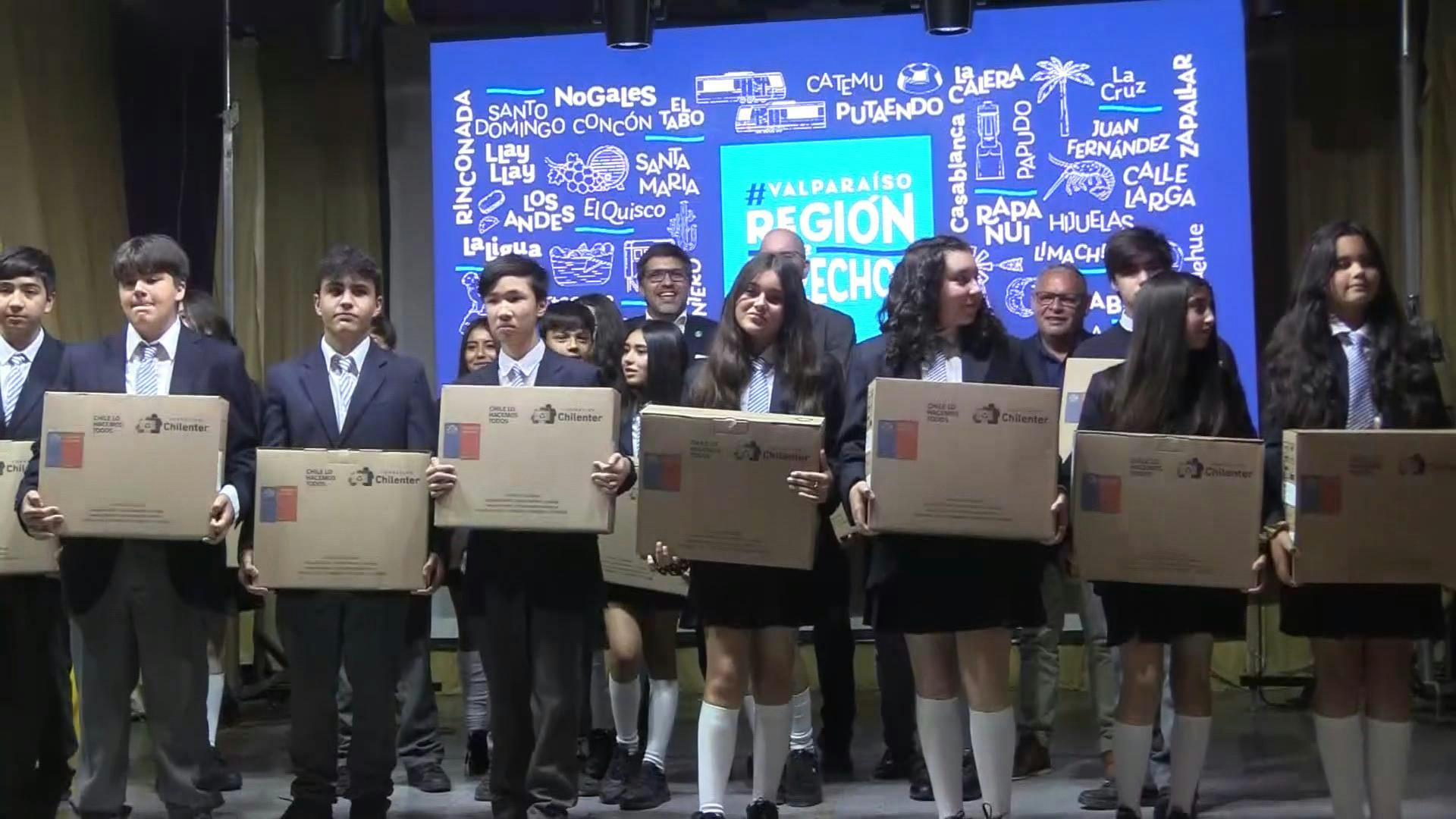 Gore y Fundación ChilEnter entregan computadores a estudiantes de Petorca