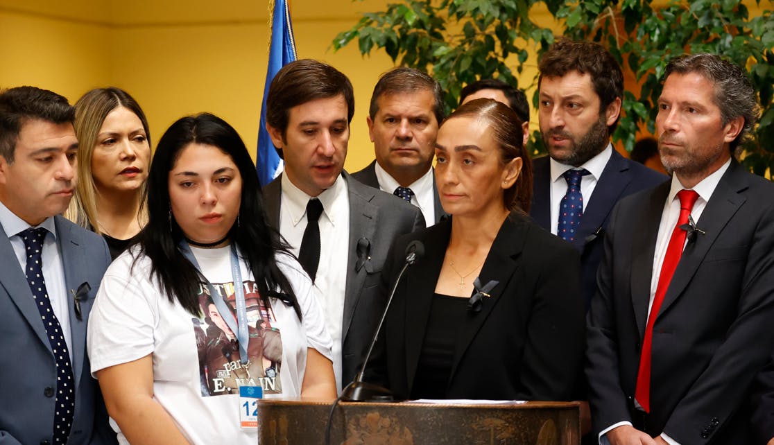 Nain y Retamal: UDI recibe en Congreso a viudas de carabineros asesinados