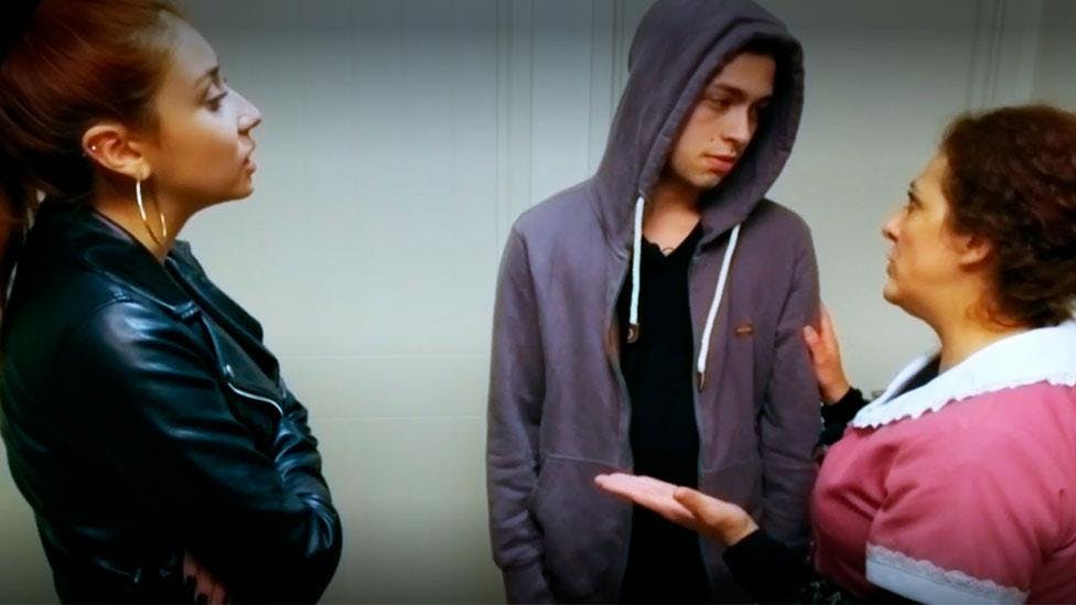 Adolescente sufre bullying | Familia en jaque - T1E16