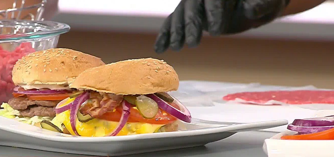 Doctor Pichangas prepara hamburguesas caseras