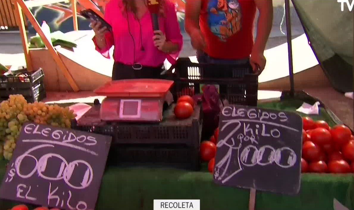 Eduardo Fuentes recorre la feria buscando los mejores precios