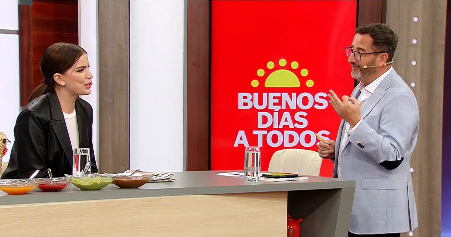 Portada de revista y publicidad con Antonio Banderas: Millaray Viera visita el BDAT