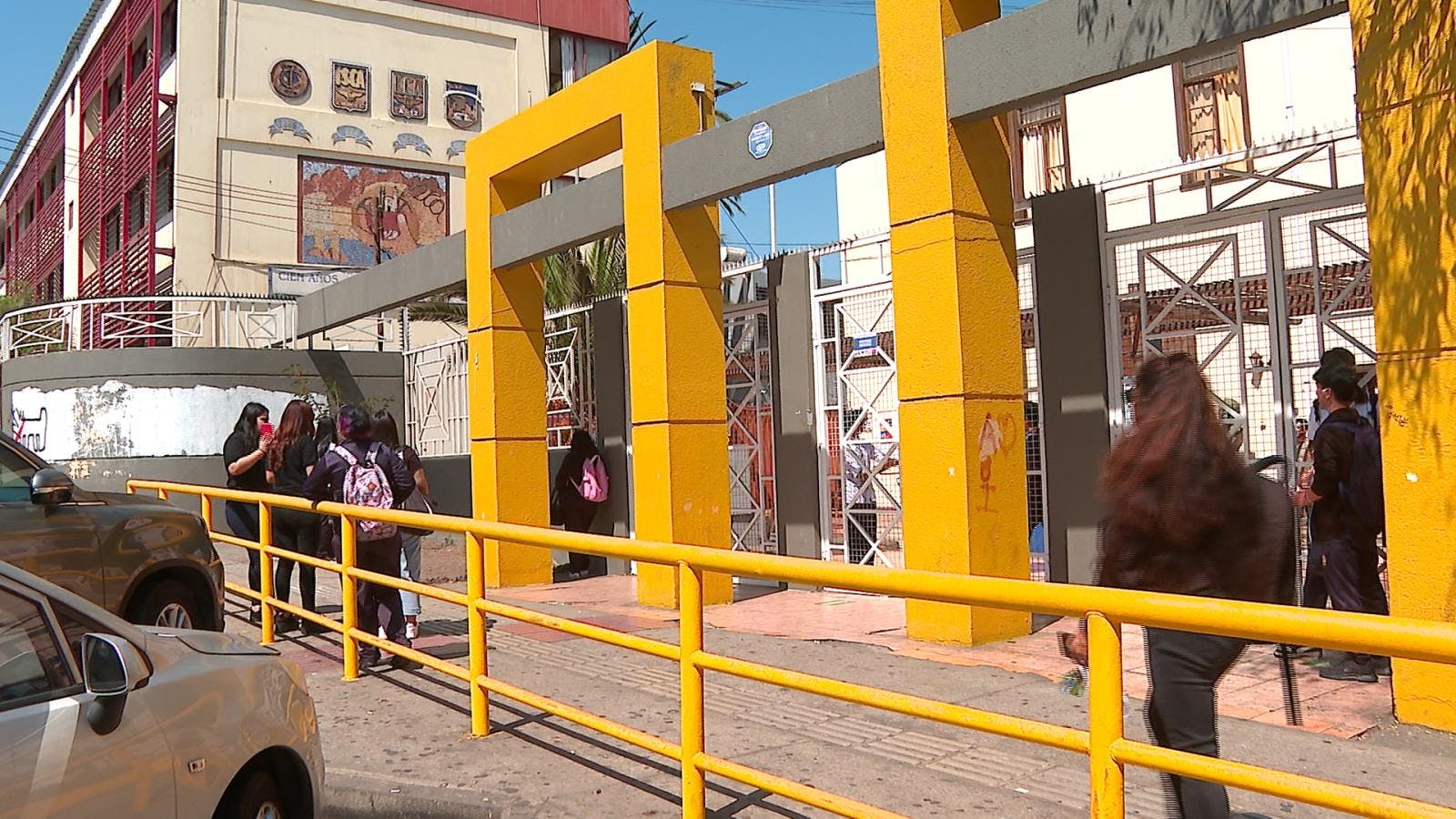 Decenas de estudiantes y profesores lesionados tras violenta riña en liceo