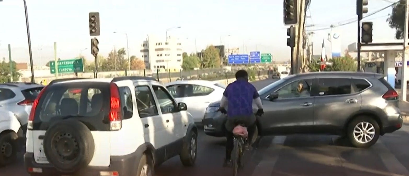 En uno de los puntos críticos de la RM: Semáforo apagado pone en peligro a conductores y peatones en Huechuraba 