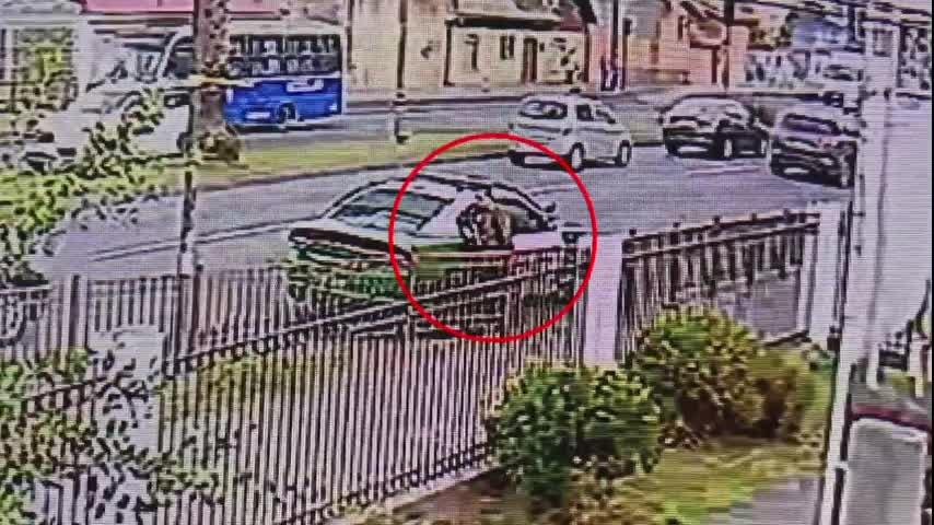 Polémica por carabinero con Uzi en operativo en escuela especial Chile España