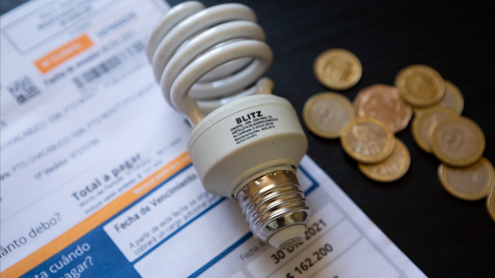 Académico por aumento de precios de cuentas de la luz: Sin ley el alza hubiese sido de un 45%