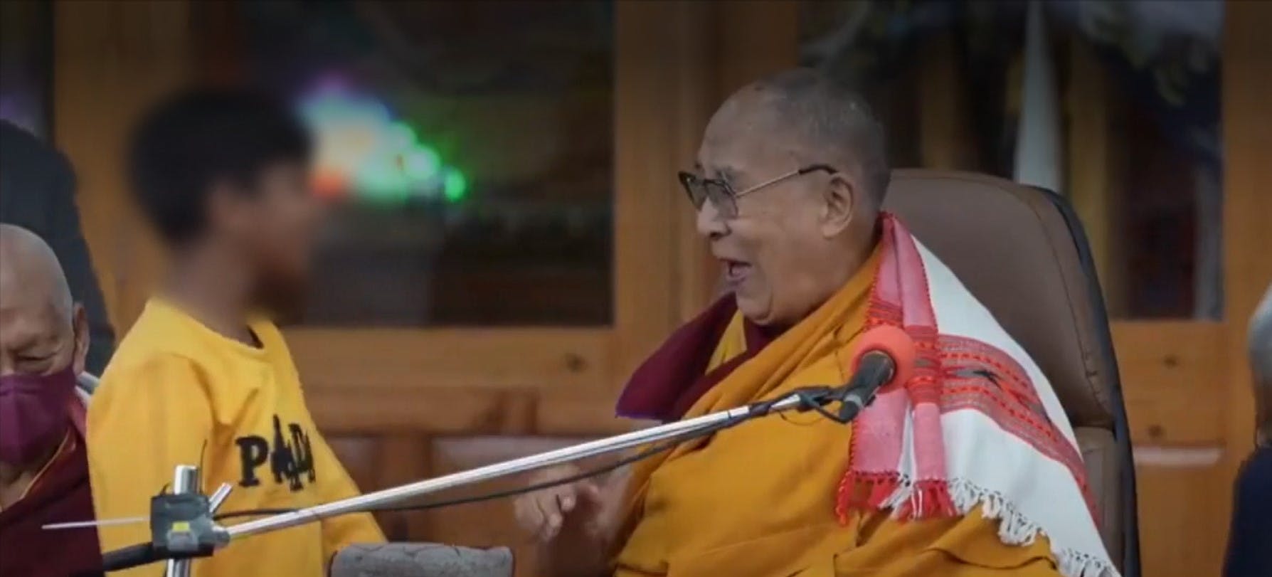 Indignación por impactante video de Dalái Lama: Líderes religiosos y abuso sexual infantil