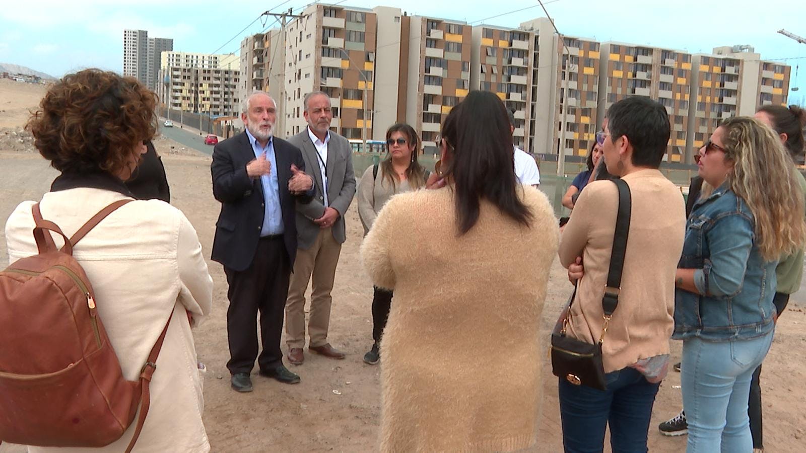 Vecinos del ex vertedero de la Chimba entregan al ministro de vivienda testimonios sobre la crisis sanitaria que los afecta