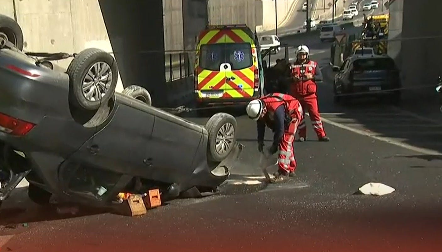 ¡Pudo haber sido una tragedia! Auto cae desde puente de Autopista Central