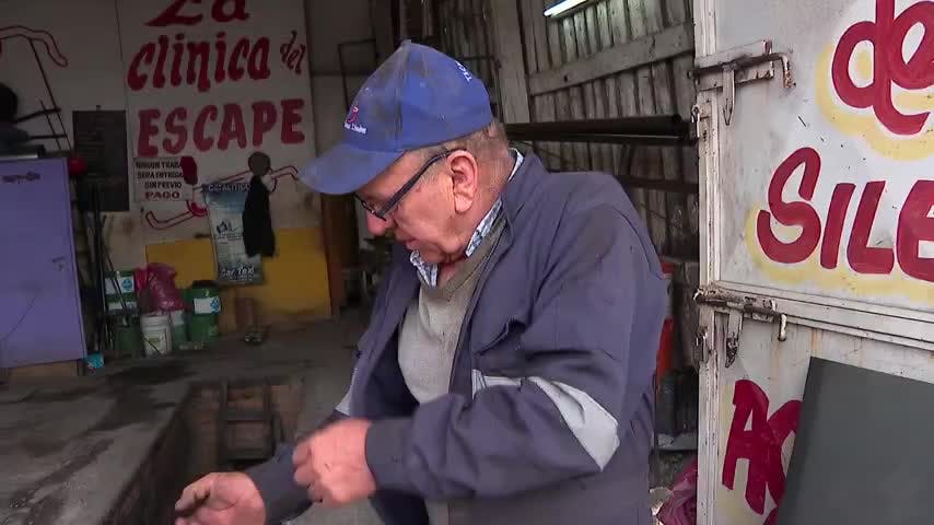 Adulto mayor fue arrastrado 100 metros desde auto en movimiento