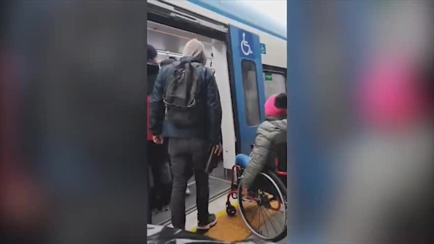 Pasajeros impiden acceso a Biotrén a usuaria en silla de ruedas