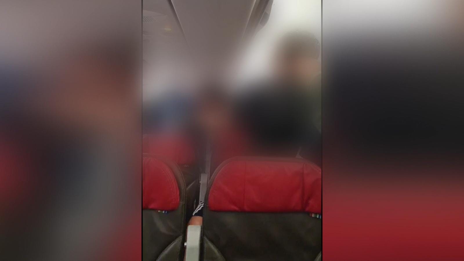 Formalizan a cuatro pasajeros de avión tras pelea