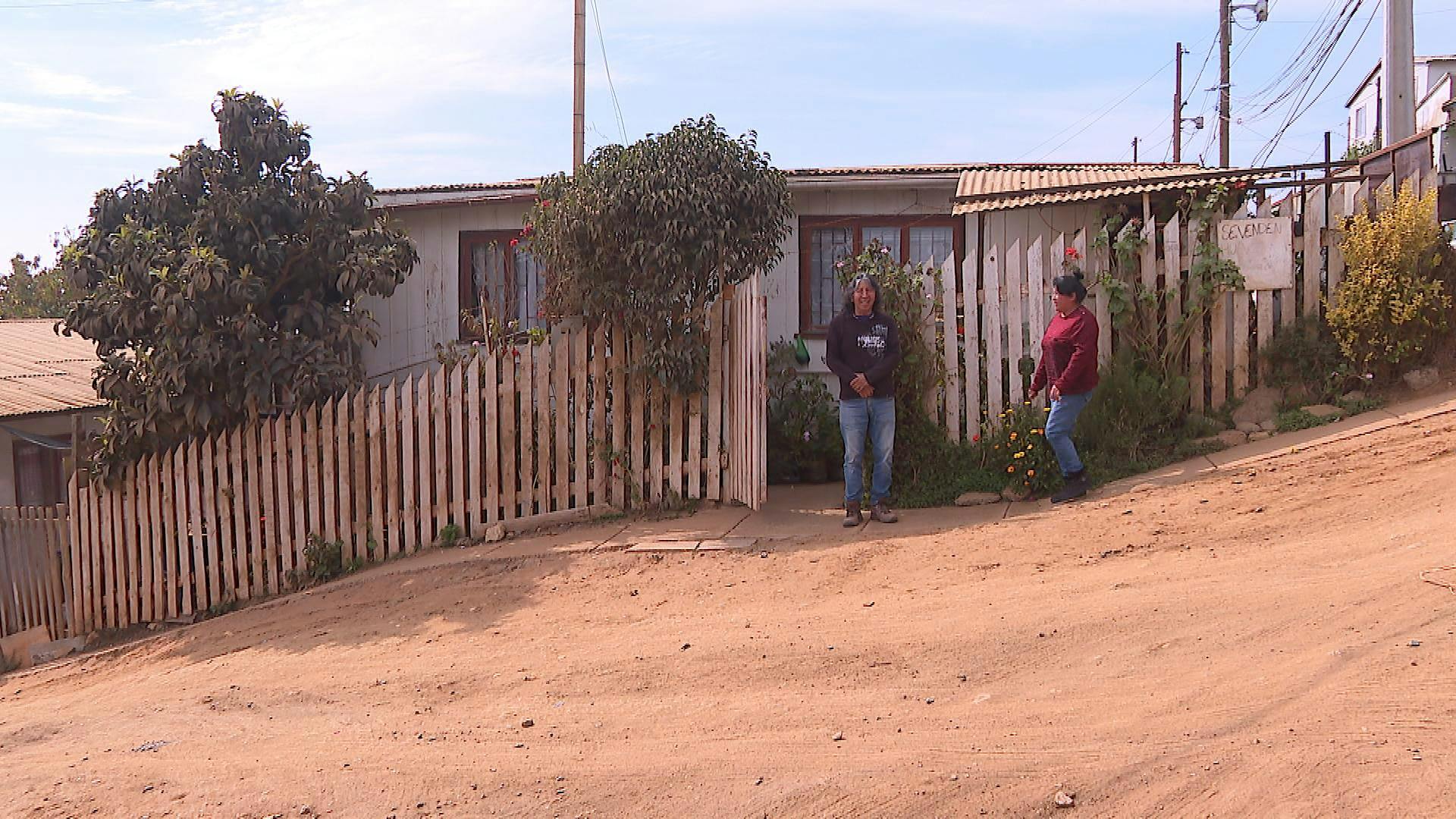 ONG WWB y Minvu realizan convenio para mejorar viviendas de campamento “Amanecer”