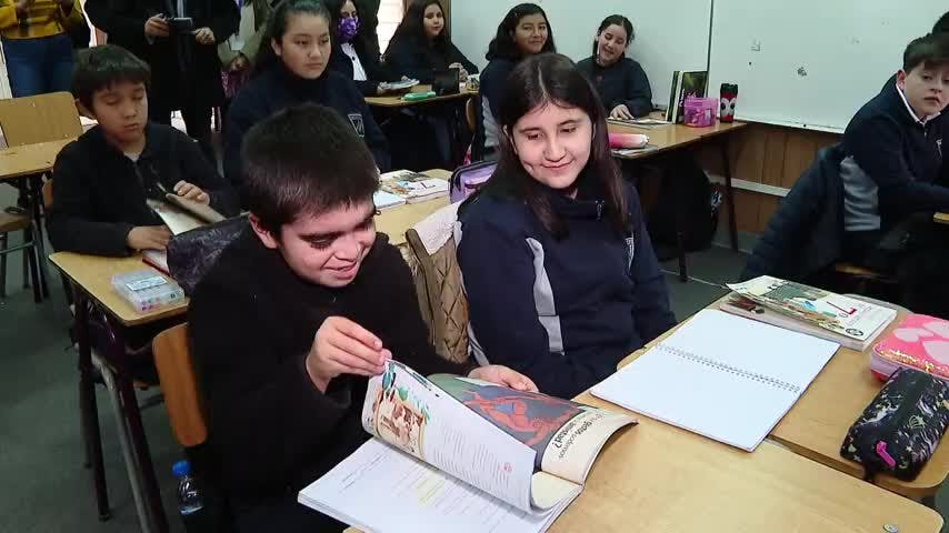 Entregan más de 8 mil libros a escuelas siniestradas