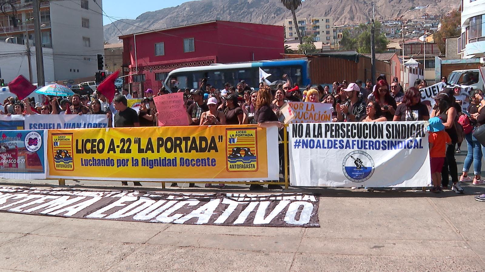 Profesores paralizan exigiendo mejoras en  educación municipal  