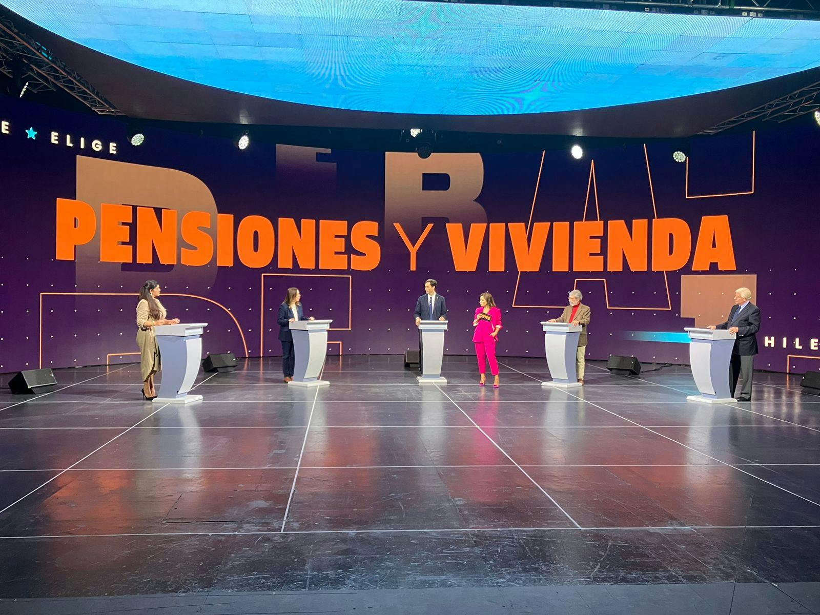 Candidatos al Consejo Constitucional debaten sobre pensiones y vivienda en la nueva Constitución
