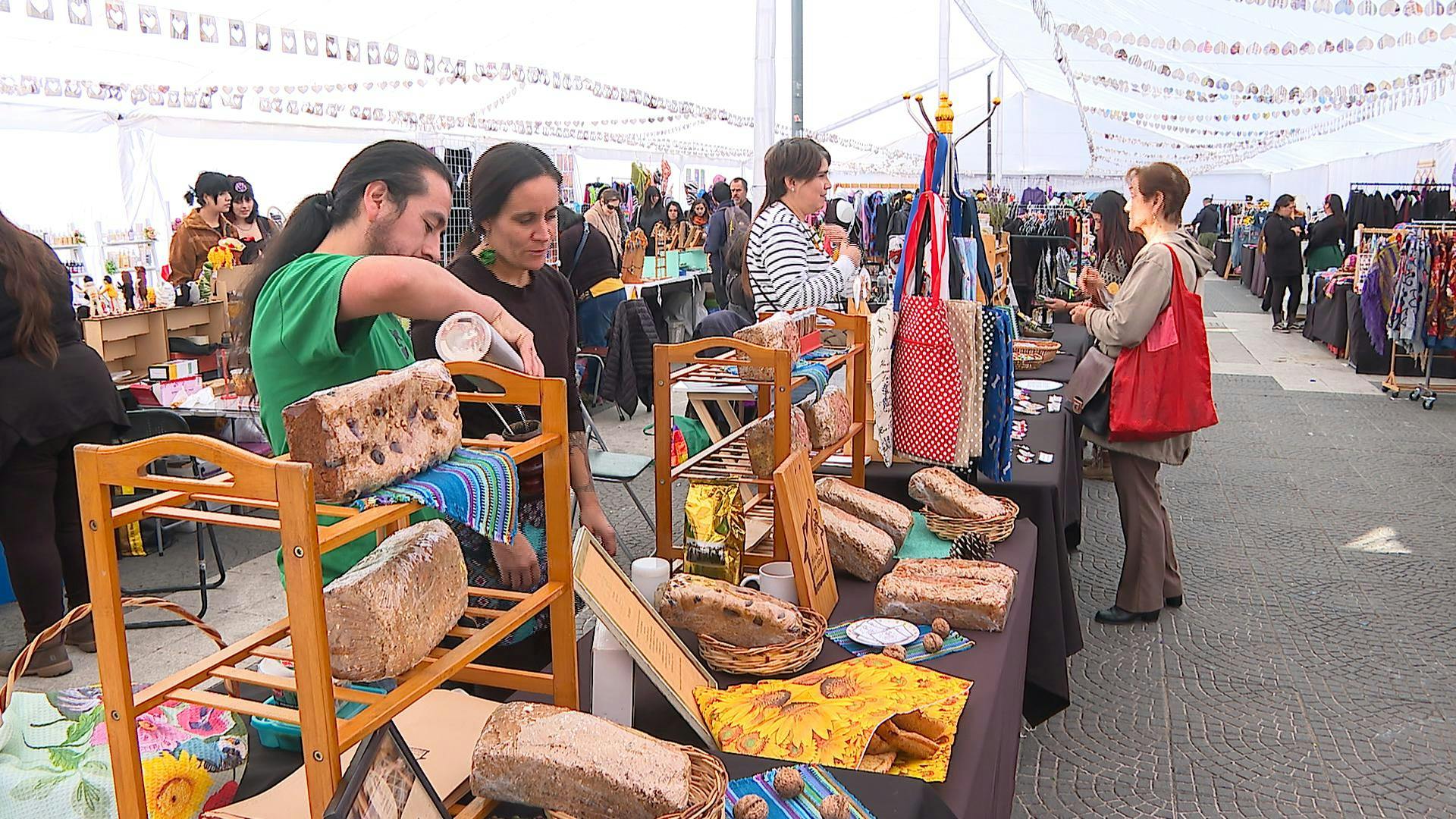 Más de 50 artesanos ofrecen sus productos en Expo Feria Plaza Cívica en Valparaíso
