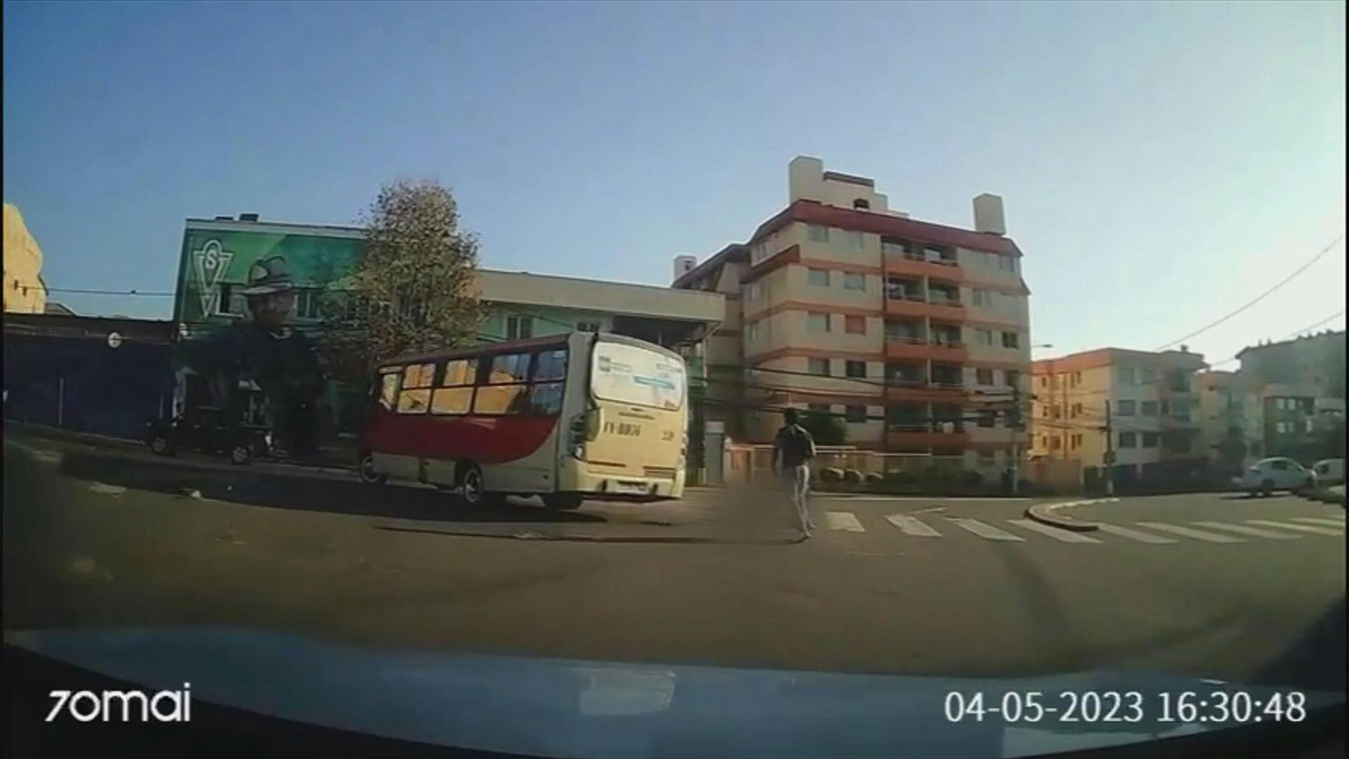 Pasajeros de bus caen a la calle con vehículo en movimiento