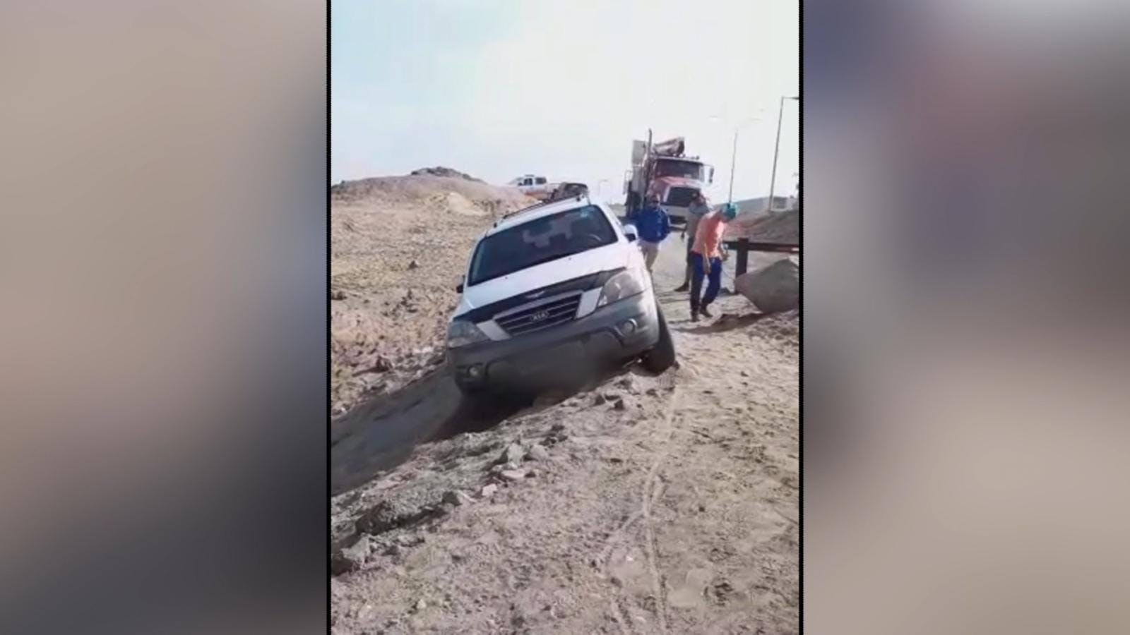 Vehículo quedo enterrado tras intentar ingresar a humedal la Chimba