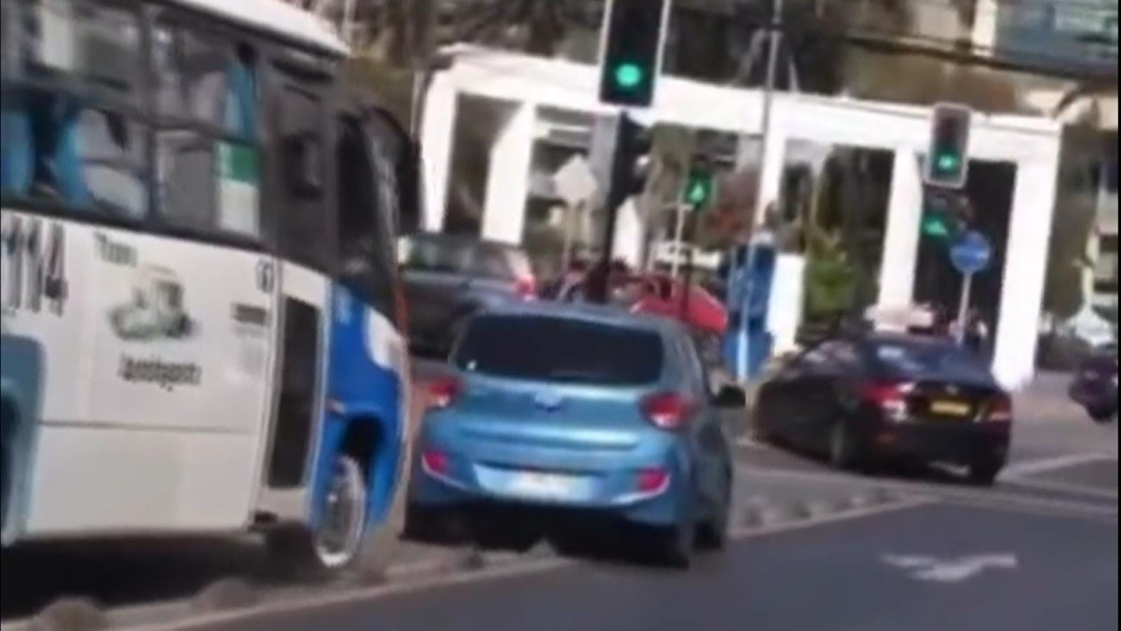 Viralizan peligrosas maniobras cometidas por chofer de un microbús y una conductora
