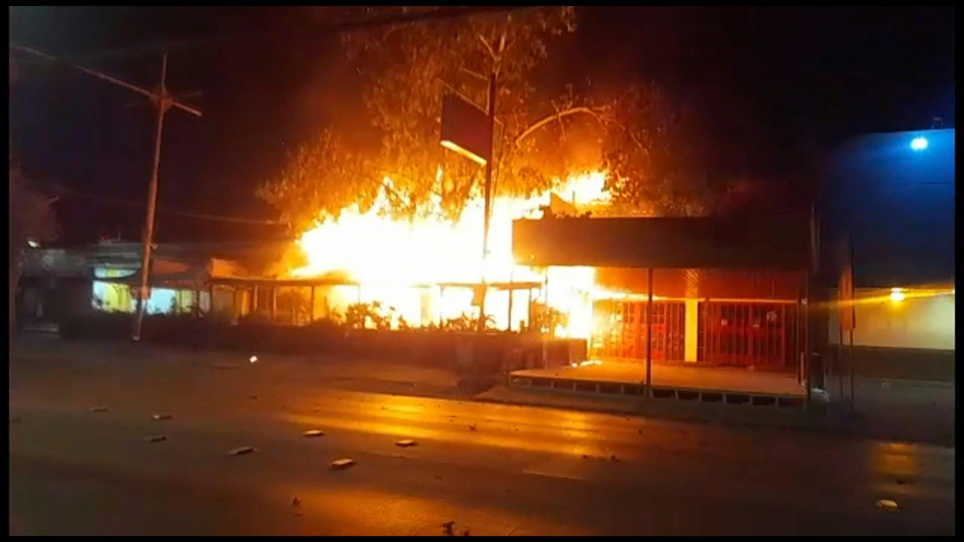 fDos locales comerciales y un supermercado completamente destruidos tras incendio en Los Andes