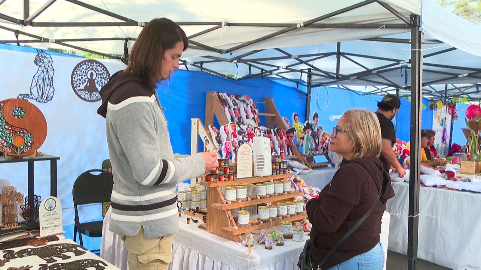 Emprendedores ofrecen variedad en regalos para el día de la madre