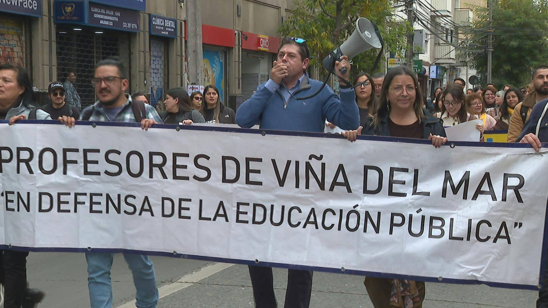 Profesores viñamarinos exigen el pronto pago de sus deudas previsionales