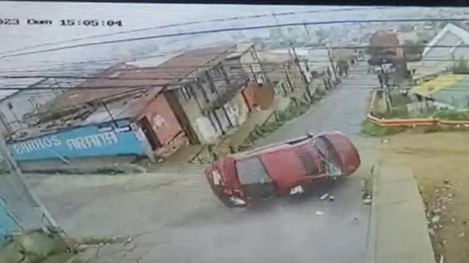 Impactante volcamiento pudo terminar en una gran tragedia en el cerro San Juan de Dios