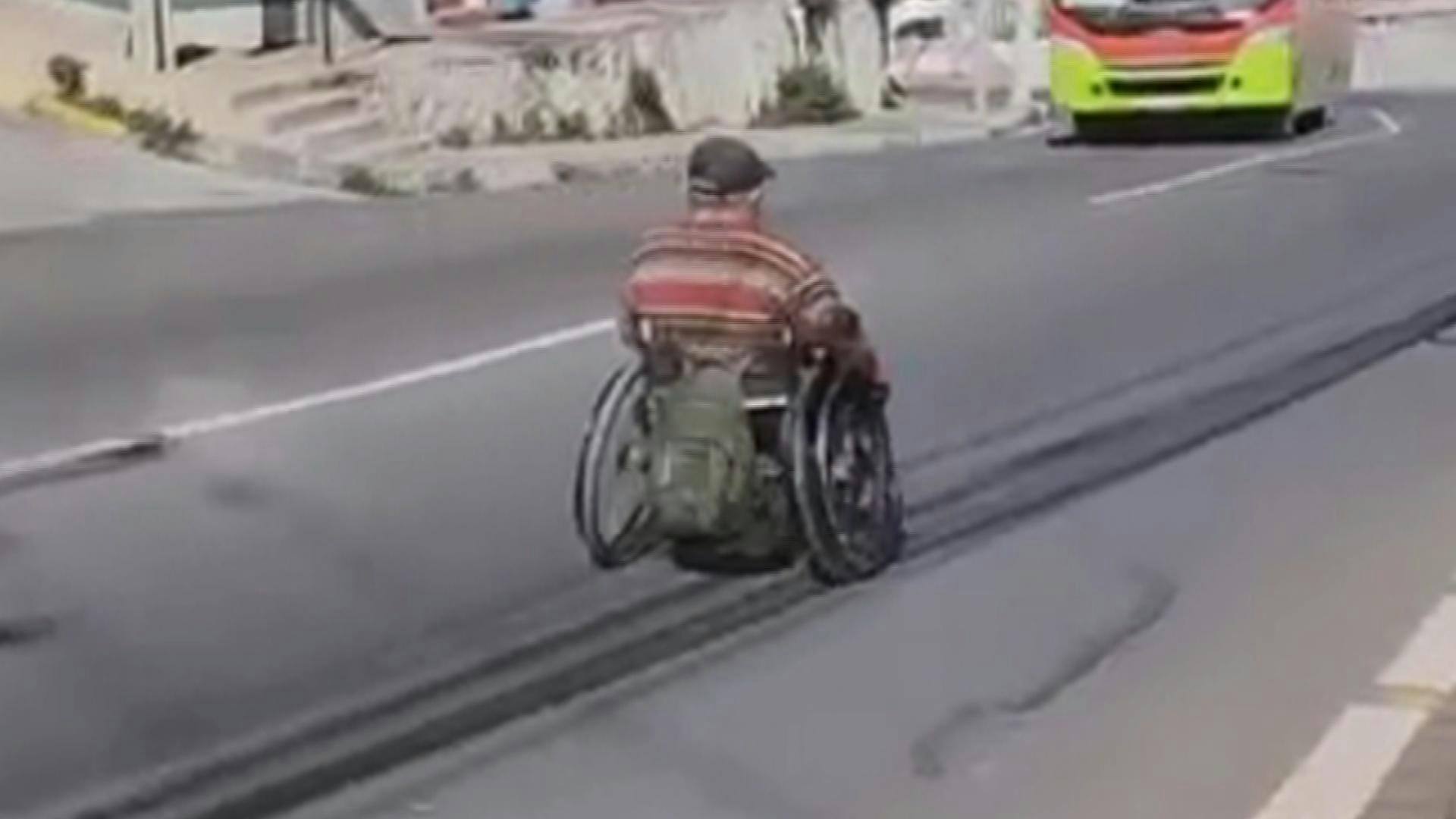 Impacto causa llamativa maniobra de hombre que se desliza por la calle en silla de ruedas en Valparaíso
