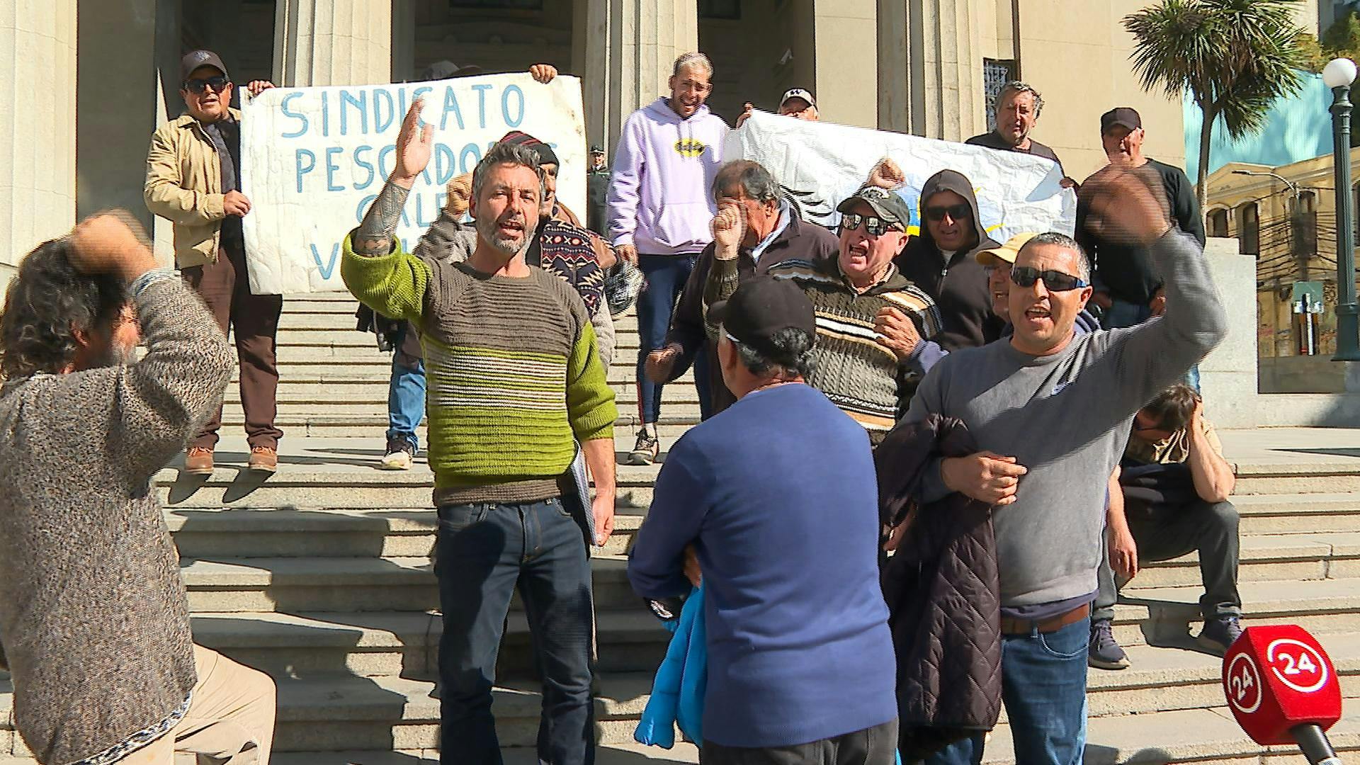 Pescadores de Quintero presentan recurso de protección contra empresa desaladora que se instala en el sector