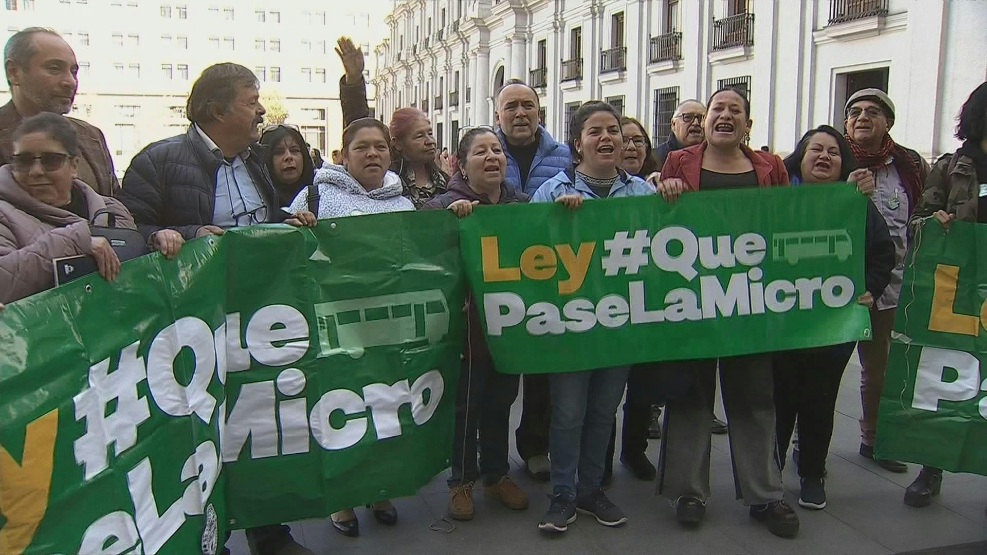 Organización “Que pase la micro” llegó hasta la Moneda para protestar por la falta de transporte en el Gran Valparaíso