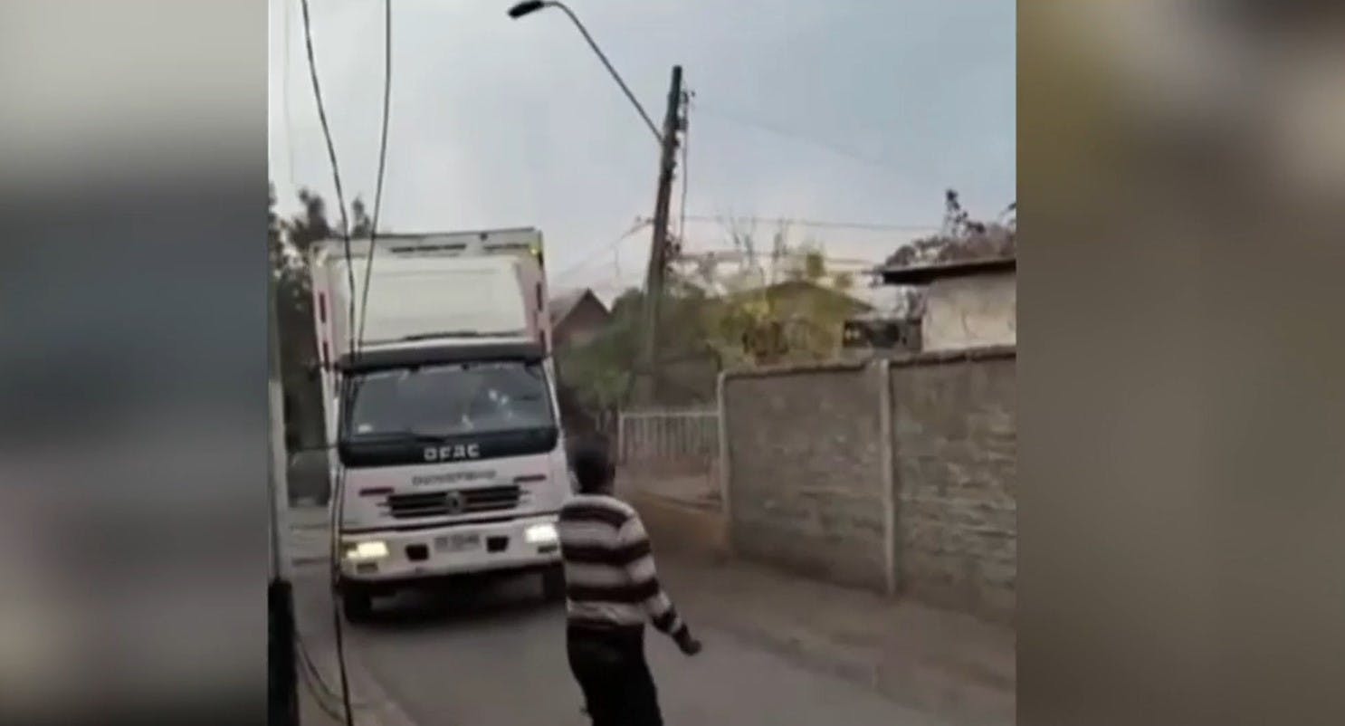 Impactantes imágenes: Conductor descontrolado arrasa con postes de luz en San Bernardo 